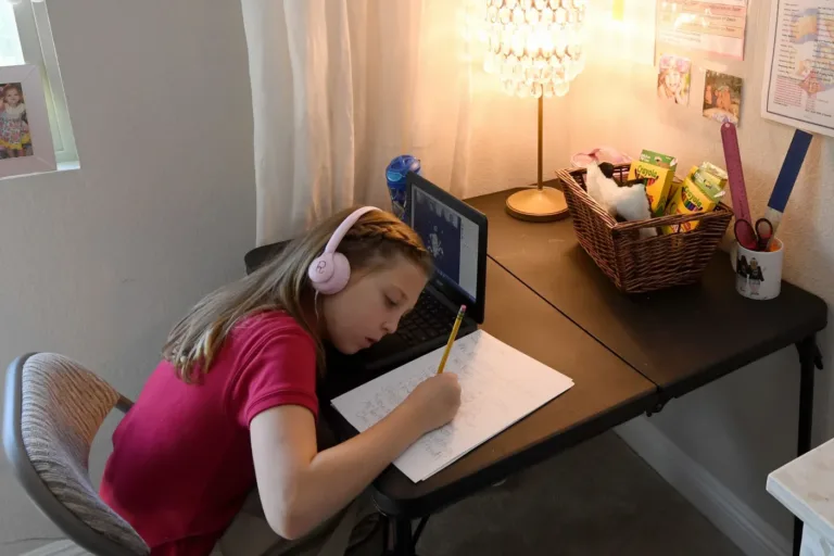 student receiving virtual tutoring